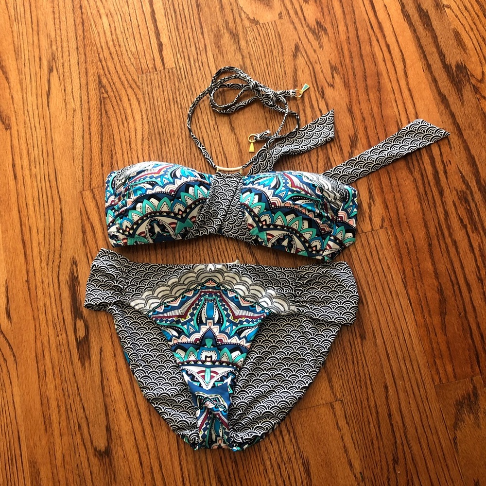 NWOT perfect fit Beautiful TrinaTurk size 6 bikini